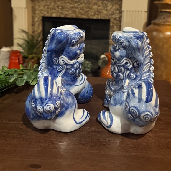 Two 7 x 6.5 Inch Chinese Porcelain Hand Painted Foo Dog Statues Holding Marbles. - Picture 4 of 7